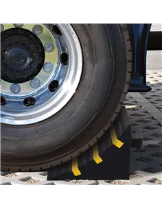 HOMCOM 2 PCs Rubber Wheel Chocks Heavy Duty Blocks for Vehicles, Cars, Caravan, Trailer with Handle 25L x 16W x 19H cm 2