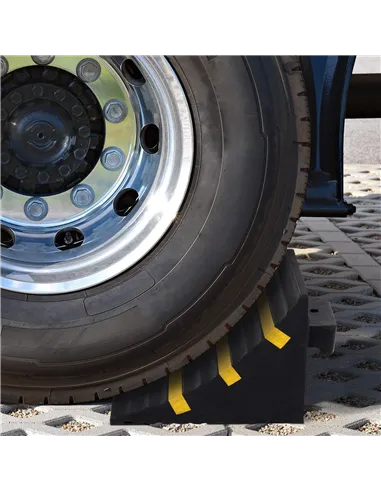 HOMCOM 2 PCs Rubber Wheel Chocks Heavy Duty Blocks for Vehicles, Cars, Caravan, Trailer with Handle 25L x 16W x 19H cm