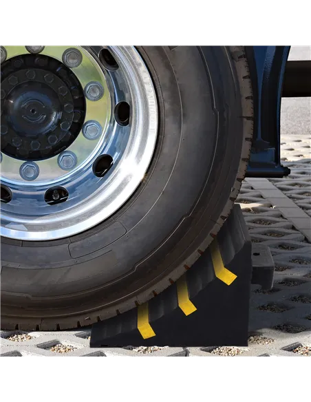 HOMCOM 2 PCs Rubber Wheel Chocks Heavy Duty Blocks for Vehicles, Cars, Caravan, Trailer with Handle 25L x 16W x 19H cm